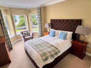 Postel nebo postele na pokoji v ubytování Allt Nan Ros Apartments fort william