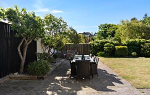 Nice Home In Løgstør With Wifi外面的花园