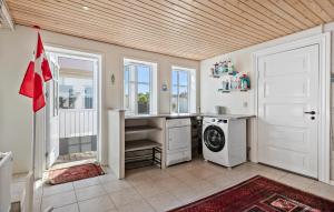 Nice Home In Løgstør With Wifi的厨房或小厨房