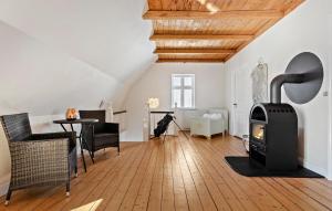 Nice Home In Løgstør With Wifi的休息区