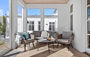 Nice Home In Løgstør With Wifi的休息区