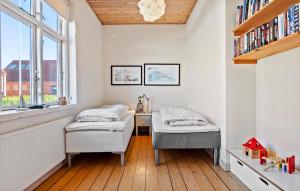 Nice Home In Løgstør With Wifi客房内的一张或多张床位