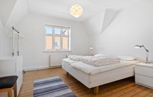 Nice Home In Løgstør With Wifi客房内的一张或多张床位