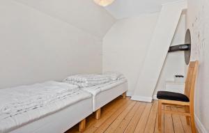 Nice Home In Løgstør With Wifi客房内的一张或多张床位