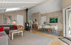 ティスヴィレライにある3 Bedroom Stunning Home In Tisvildelejeのソファとテーブルのあるリビングルーム