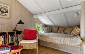 ティスヴィレライにある3 Bedroom Stunning Home In Tisvildelejeのベッドルーム(ベッド1台、本棚付)