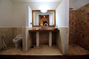 Un baño con lavabo, inodoro y espejo. en Laguna Gili, en Gili Trawangan 78 fotos más