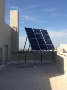 ein Sonnenkollektor auf dem Dach eines Gebäudes in der Unterkunft Caronti Suites in Bahía Blanca