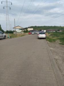 une voiture garée sur le côté d'un parking dans l'établissement Escapadă în Iași - Apartament spațios cu balcon și parcare, à Iaşi