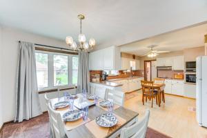 Η κουζίνα ή μικρή κουζίνα στο 8 Mi to Cleveland Family Home with Fenced Backyard!