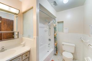 Ένα μπάνιο στο 8 Mi to Cleveland Family Home with Fenced Backyard! +20 φωτογραφίες