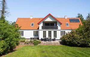 una grande casa bianca con tetto arancione di Awesome Home In Haslev With Kitchen a Haslev