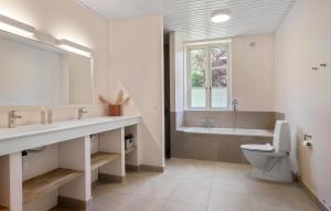 Bagno di Awesome Home In Haslev With Kitchen