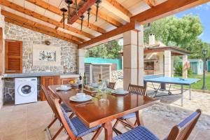 Patio alebo iná vonkajšia časť ubytovania Villa Joan Toni by Villa Plus