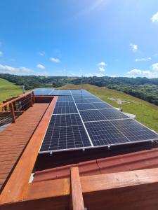 ein Dach mit Sonnenkollektoren auf einem Gebäude in der Unterkunft Refúgio Serra Lebre: Cabana Luxo Panorâmica em 6 Hectares de Araucárias in São Francisco de Paula