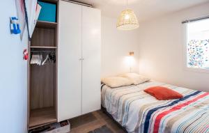 Ένα ή περισσότερα κρεβάτια σε δωμάτιο στο 1 Bedroom Cozy Apartment In Wimereux