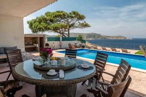 a dining table with a view of the ocean at Belle villa avec accès direct à la mer in Calvi