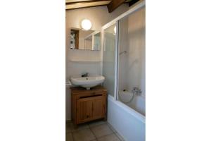 un baño con lavabo y ducha en Zeepolder Iii 157, en De Haan