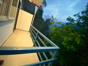 Balkón nebo terasa v ubytování The Grand Palace Scenic Mountain View by Anvi resort In Nainital