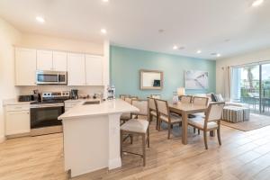 Waterfront Cottage With Private Pool Near Disney And Margaritaville Resort & Island H20 Access - 7985Su في كيسيمي: مطبخ وغرفة طعام مع طاولة وكراسي