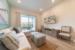 Waterfront Cottage With Private Pool Near Disney And Margaritaville Resort & Island H20 Access - 7985Su في كيسيمي: غرفة معيشة مع أريكة وتلفزيون