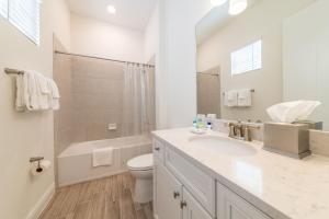 Waterfront Cottage With Private Pool Near Disney And Margaritaville Resort & Island H20 Access - 7985Su في كيسيمي: حمام أبيض مع حوض ومرحاض +26 صورة