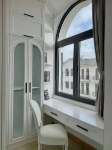 a window in a room with a desk and a chair at Tom Homestay - Vinhomes Grand Park in Long Bình