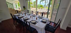 Εστιατόριο ή άλλο μέρος για φαγητό στο Cap Pavilion, St Lucia 6 bed luxury villa, private pool, gardens and 360' sea views