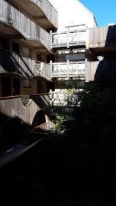 un bâtiment avec un pont devant lui dans l'établissement Bel appartement T2, 50 m de la plage des Minimes, La Rochelle,, à La Rochelle