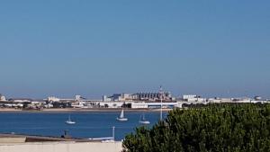 une vue d'un port avec des bateaux dans l'eau dans l'établissement Bel appartement T2, 50 m de la plage des Minimes, La Rochelle,, à La Rochelle