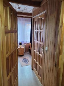 a hallway with a door and a desk in a room at Kowali Wierch - blisko Centrum i Dworca PKP in Zakopane