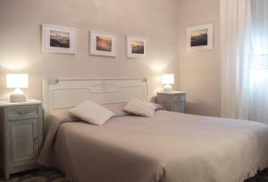 A bed or beds in a room at Costa Bed and Breakfast