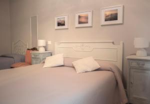 A bed or beds in a room at Costa Bed and Breakfast