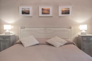 A bed or beds in a room at Costa Bed and Breakfast