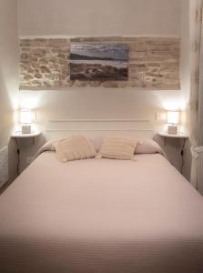 A bed or beds in a room at Costa Bed and Breakfast