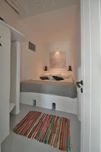 En eller flere senge i et værelse på Kariki Blue Triantaros-Tinos