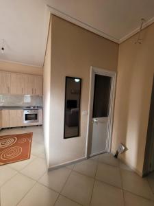 コルチャにあるHouse Rooms Korceの部屋に通じるドアのある空のキッチン