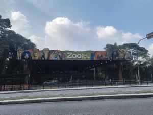 a building with a billboard with animals on it at Expo São Paulo, casa aconchegante in Sao Paulo
