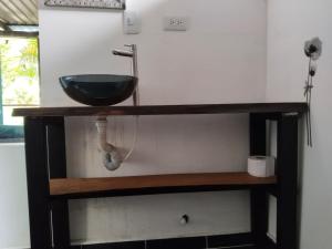 ein Waschbecken im Regal im Bad in der Unterkunft Tiny House Serendipia - Caserío El Puente -Villeta in Villeta + 41 Fotos