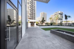 Una pasarela vacía en un edificio con edificios. en Calpe Silver Tower 5B, en Calpe