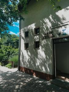 zielony i biały budynek z garażem w obiekcie Sobri Halászcsárda és Panzió w mieście Baja +29 zdjęć