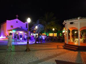 un gruppo di persone che camminano per strada di notte di Casa de Praia Alto Padrão - Costa do Sauípe, Bahia a Mata de Sao Joao Altre 71 foto