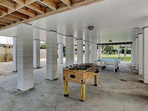 タイビーアイランドにあるBack River Bungalowのテーブルと卓球台が備わる部屋