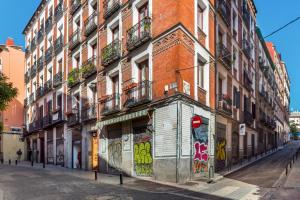 budynek z graffiti na boku na ulicy w obiekcie 2 bedrooms 1 bathroom furnished - Centro - equipped & stylish - Minty Stay w Madrycie