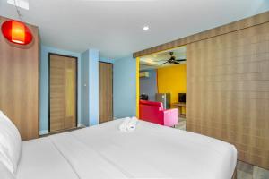 เตียงในห้องที่ Anchan Boutique Hotel