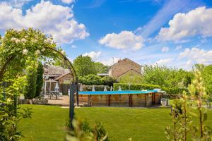 a garden with a swimming pool and a house at Gîte chezmadlou in Colondannes