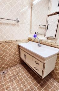 Ένα μπάνιο στο Magnificent 5 bedroom apartment near Al-Khan Beach