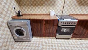 Η κουζίνα ή μικρή κουζίνα στο Magnificent 5 bedroom apartment near Al-Khan Beach