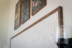 dos cuadros enmarcados en una pared sobre una chimenea en Courthouse Suite - Room 1, en Versailles