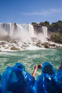 ナイアガラフォールズにあるHoliday Inn Niagara Falls State Park Entry by IHGの滝を撮影する者